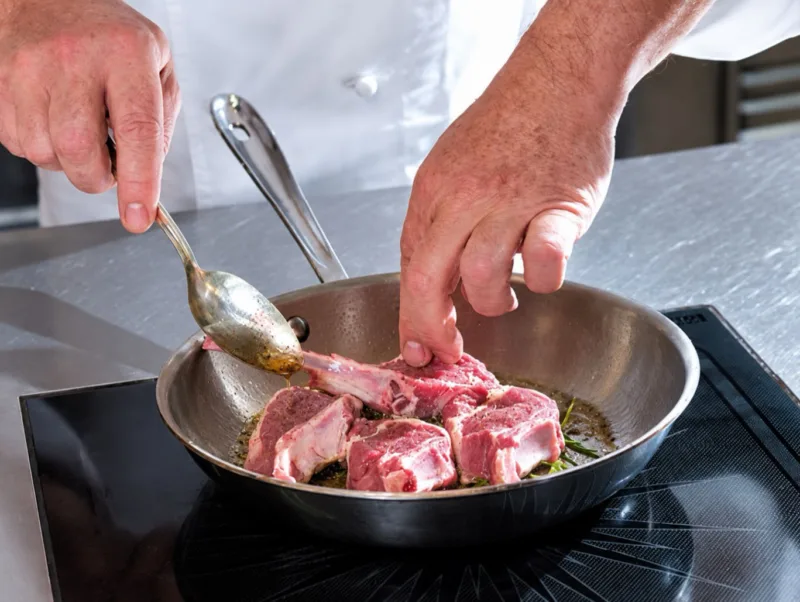 Lammkoteletts werden in der Pfanne scharf angebraten